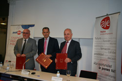 Firma de convenio Avalmadrid-AJE Madrid