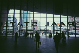 Extranjeros en ciudad, de Pixabay