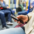 Movil en el metro, de Selligent