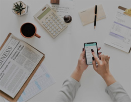 Mesa en oficina, de Pixabay