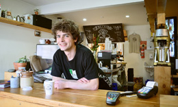 Joven trabajador contento, de Pixabay