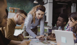 Mujeres jóvenes directivas, de Morgan Philips